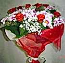 Farkl� bir hediye �r�n� isteyenler i�in taze k�r �i�ekleri demeti ve g�ller