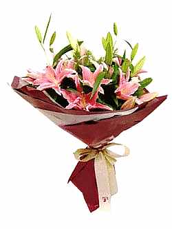 Farkl� bir hediye �r�n� isteyenler i�in lilyum buket modeli