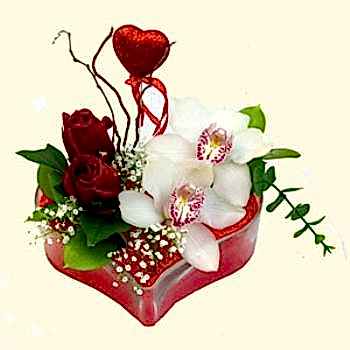 Kaliteli ve fiyat� ucuz bir �r�n kalp i�erisinde 2 kandil orkide ve 3 adet g�l