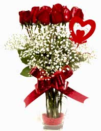 Sincan �i�ek�ileri firmam�zdan 11 adet cam yada mika vazo g�l tanzimi kalp �ubuklu