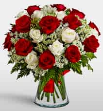 Vazoda 12 k�rm�z� 12 beyaz g�l tanzimi Ankara uluslararas� �i�ek g�nderme