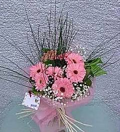 Ankara �i�ek g�nderme firmam�zdan size �zel taze k�r �i�ekleri demeti