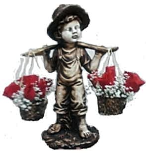 50 cm y�ksekli�inde biblo erkek bebek ve 10 adet k�rm�z� g�l