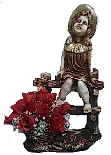 50 cm y�ksekli�inde �it �zerinde oturan biblo k�z bebek ve 10 adet k�rm�z� g�l