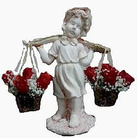 50 cm y�ksekli�inde biblo k�z bebek ve 10 adet k�rm�z� g�l